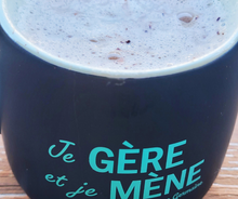 Charger l'image dans la galerie, Tasse en céramique ''Je gère et je mène''